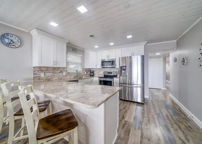 2,000 Sq Ft With Private Indoor Poolside Unit 4 At Four Shores *