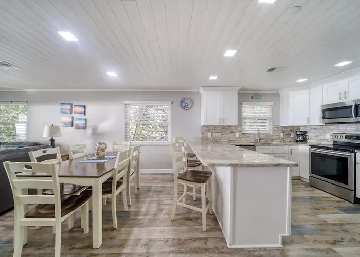 2,000 Sq Ft With Private Indoor Poolside Unit 4 At Four Shores * Clearwater Beach