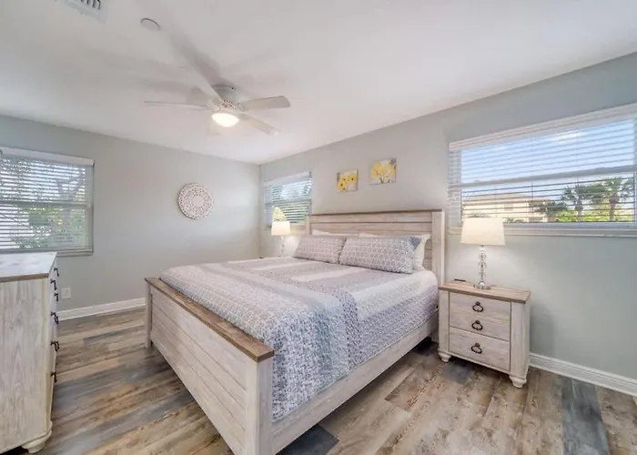 2,000 Sq Ft With Private Indoor Poolside Unit 4 At Four Shores *